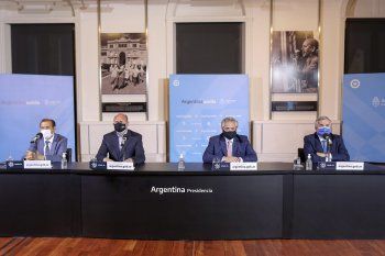 Alberto Fernández encabezó la conferencia de prensa de la que también participaron Omar Perotti, Omar Gutiérrez y Gerardo Morales.