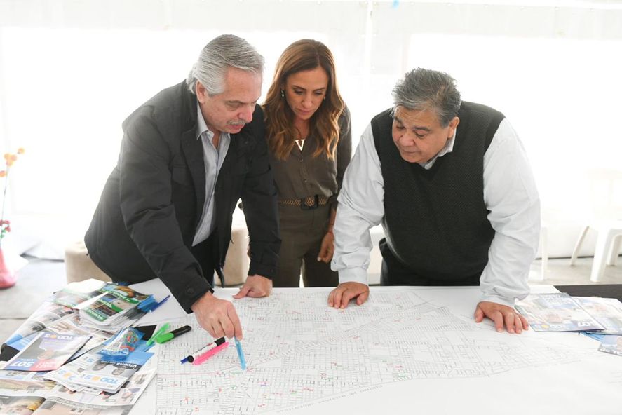 Alberto Fernández junto al intendente Mario Ishii , Victoria Tolosa Paz, analizaron las obras planificadas para José C. Paz 