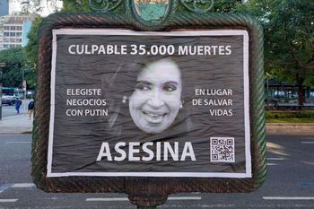 En la Ciudad de Buenos Aires aparecieron afiche que tildaban de “asesina” a la vicepresidenta Cristina Kirchner 