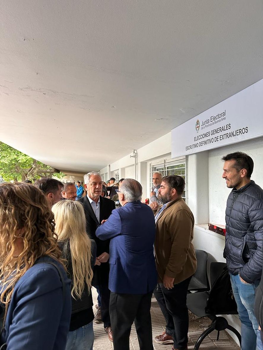 Julio Alak, el candidato intendente de Unión por la Patria y ministro de Justicia bonaerense, en el escrutinio definitivo del padrón de extranjeros.