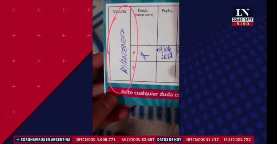 En la secuencia televisiva Fernando Carnota muestra escrito en birome como la ciudadana tenía anotado el nombre de la vacuna Astrazeneca en su carnet