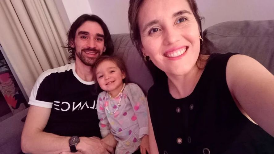 Érica y Leandro junto a Lupe, la nena del video viral en el que cambia el nombre de la provincia de Tucumán por "Micumán" 