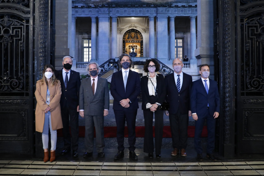 Santiago Cafiero saludando al cuerpo diplomático de la Argentina