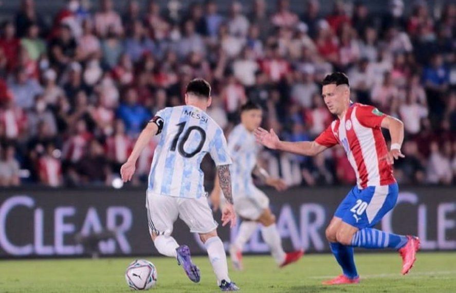 Jorge Morel marcando a Lionel Messi en el duelo entre Paraguay y Argentina.