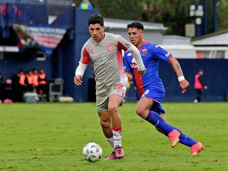 Enzo Pérez en acción en Estudiantes vs. Tigre