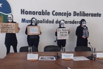 Baradero: Ambientalistas enmascarados protestaron en el HCD (Foto Radio Municipal de Baradero)