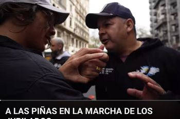 Influencer libertario fue atacado a piñas en manifestación contra veto a ley jubilatoria