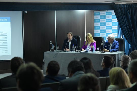 El ministro López junto a Magario y Dichiara durante la presentación del Presupuesto