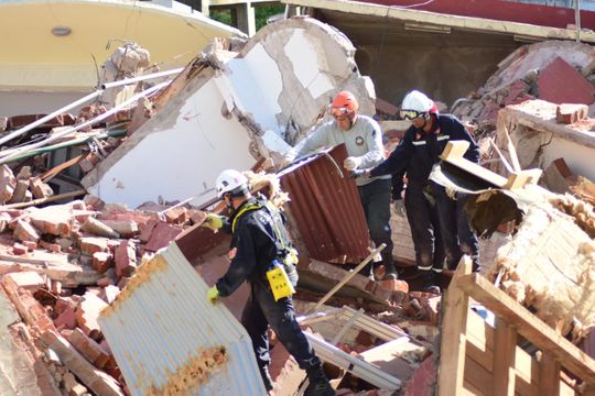 que se sabe del derrumbe de villa gesell: un fallecido, una rescatada y continua la busqueda de personas atrapadas