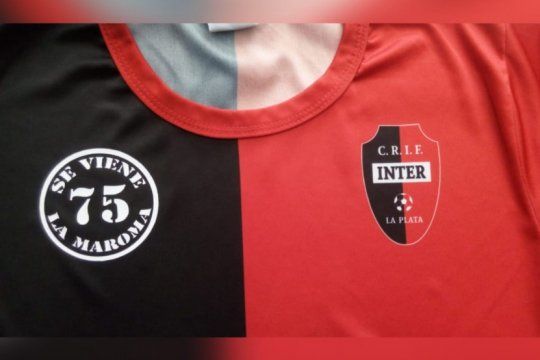 inedito: un equipo de futbol llevara el logo de una banda de rock en su camiseta