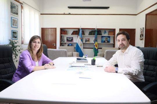 La intendenta de Pellegrini, Sofía Gambier, junto al ministro Nicolás Kreplak