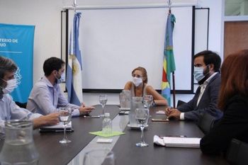 Pablo Maciel, secretario general de CICOP (2º de derecha a izquierda), volverá a sentare en la mesa de negociacion con el Gobierno Provincial representado por la ministra de Trabajo, Mara Ruíz Malec.