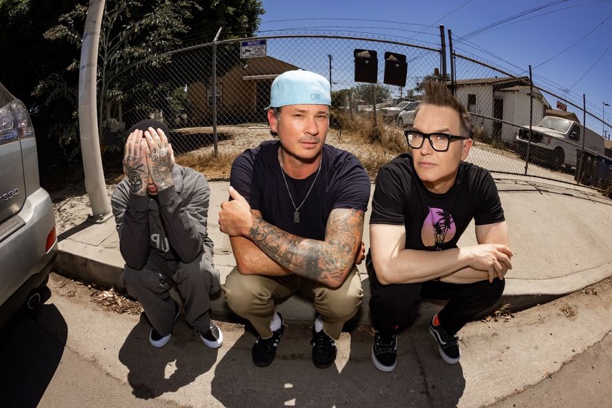 BLINK 182, al fin! esta banda estuvo a punto de venir la edición pasada pero se suspendió su visita por un problema de salud de uno de sus integrantes. Ahora si, Lollapalooza tendrá el honor de recibir a los Blink 182.