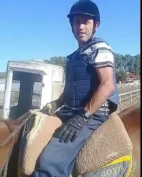 La estampa del Jockey Wualberto Vera quién encontró la muerte hoy temprano en la pista del Hipódromo de La Plata. El turf está de luto