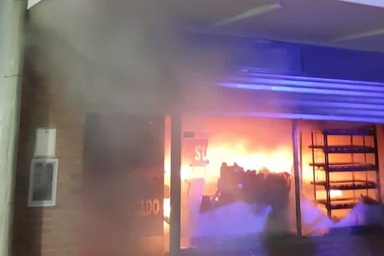 gorina: suma tension por el voraz incendio de un supermercado