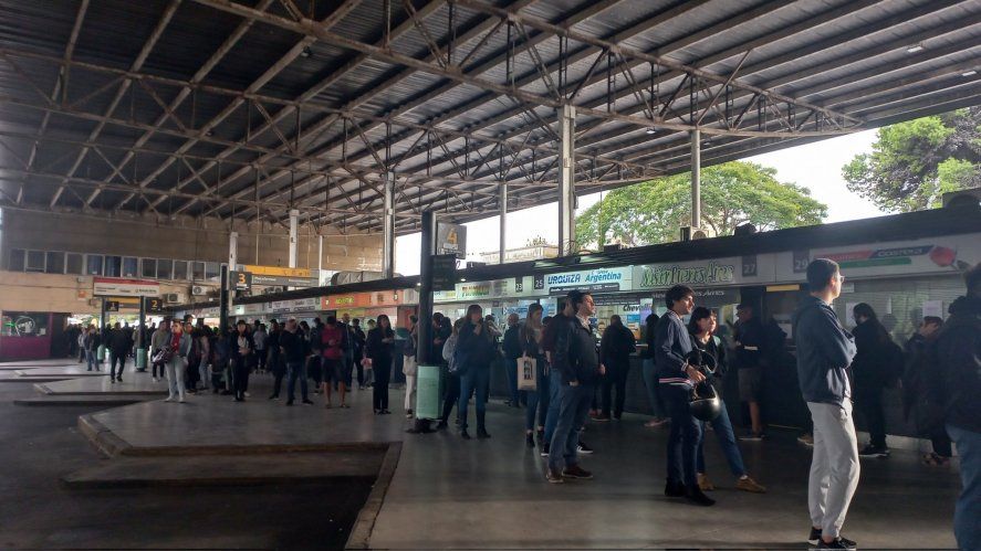 El paro de Metropol generó interminables colas en la terminal de ómnibus de La Plata durante la mañana del jueves.