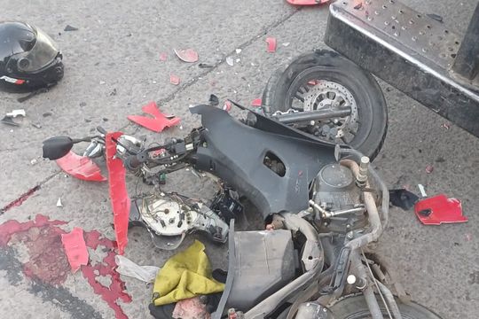 El motociclista murió al chocar contra un camión en 12 y 520