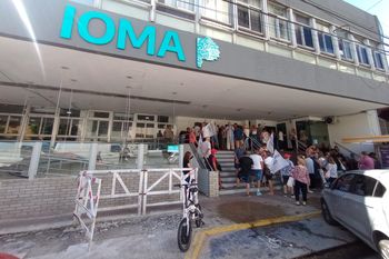 Gritos, empujones y forcejeos de afiliados al IOMA llenaron de tensión la sede central de La Plata