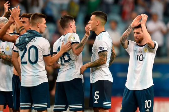 Un paso ganador: Cuando levantó la Copa, Argentina ganó el partido inicial.