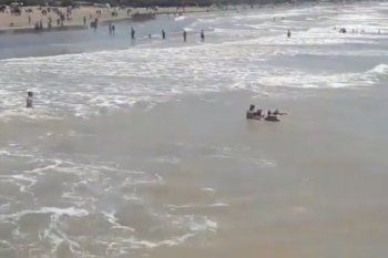video: asi rescataron a tres personas que se ahogaban en el mar de santa teresita