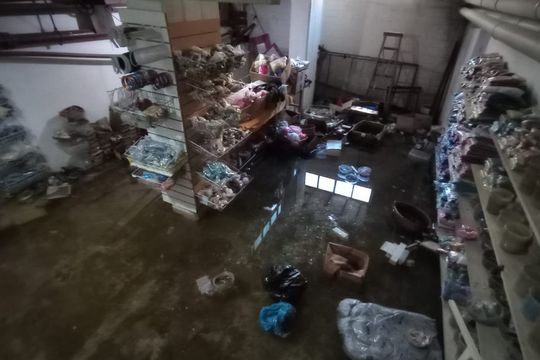Centro de La Plata:  local inundado por un caño dañado mientras arreglaban la vereda 
