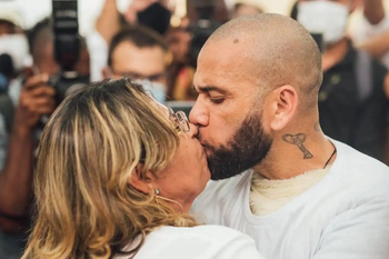 La madre de Dani Alves celebra que una fianza le de libertad a su hijo violador
