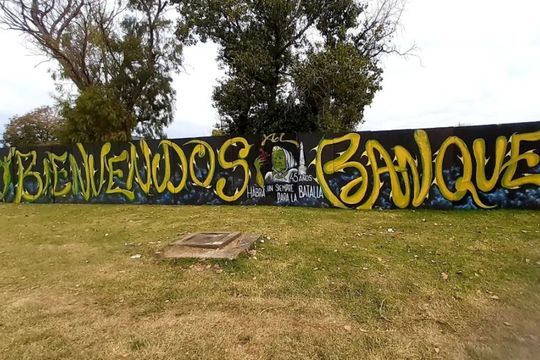 Javier pintó un mural para recibir a los fanáticos en La Plata (Foto: Instagram javi_locura22)