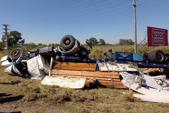 El cuerpo del conductor del camión fue hallado sin vida dentro de la cabina