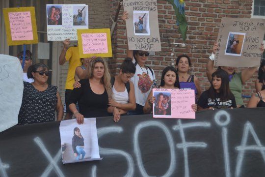 Femicidio en Olavarría: Un expolicía detenido, un prófugo y protesta en fiscalía