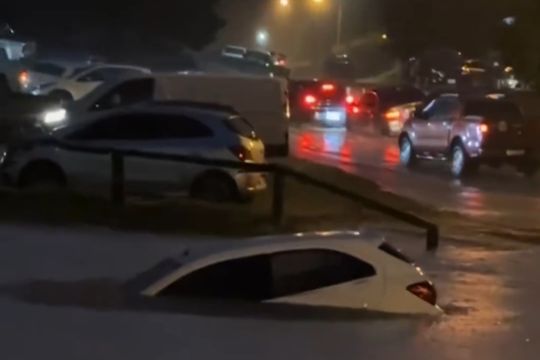 inicio de ano en pinamar: la lluvia atrapo autos en pileton desbordado de un balneario