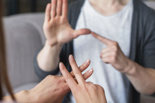 El lenguaje de señas es fundamental para respetar y promover los derechos de las personas sordas. 