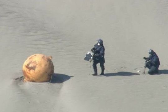 una extrana y enorme bola de metal aparecio en una playa de japon