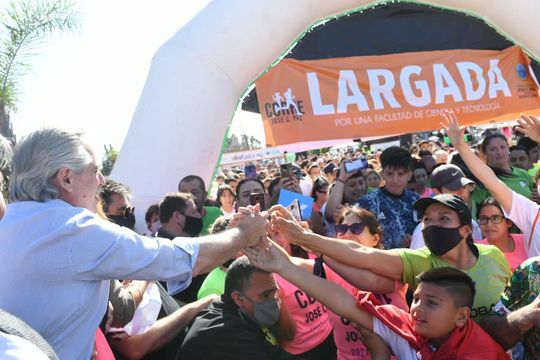 El presidente Alberto Fernández ordenó y presenció la largada del maratón de José C. Paz
