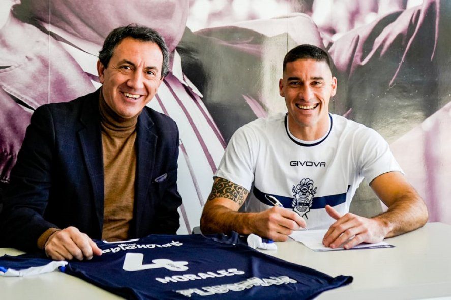 Leonardo Morales junto a Mariano Cowen firmando la renovación de contrato hasta diciembre de 2025. Foto (Prensa Gimnasia)