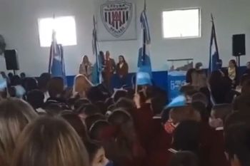 Abuchearon a una funcionaria en Berisso por hablar en lenguaje inclusivo en su discurso de la jura a la bandera