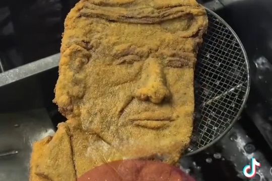 los excentricos portenos: un restaurant hizo una milanesa con la cara de donald trump