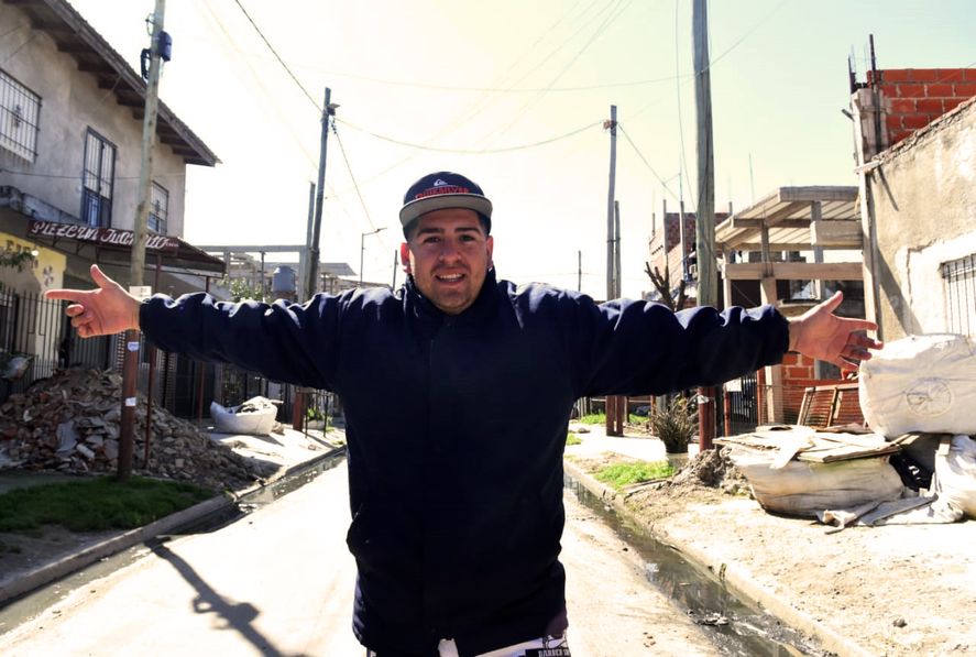 Dany de Caraza fue convocado por el Movimiento de Trabajadores Excluidos (MTE) de Lanús para dar talleres de rap