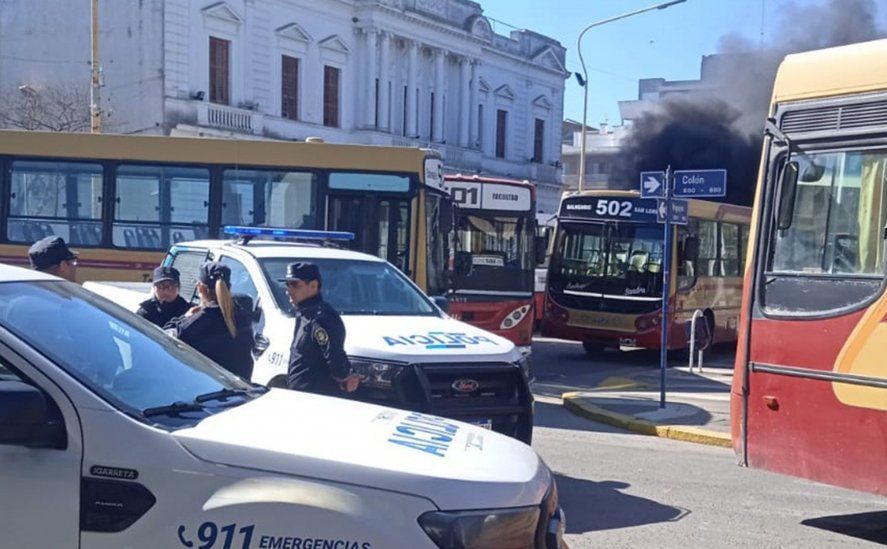 Paro y piquete de choferes expuso la crisis del transporte público en Azul  