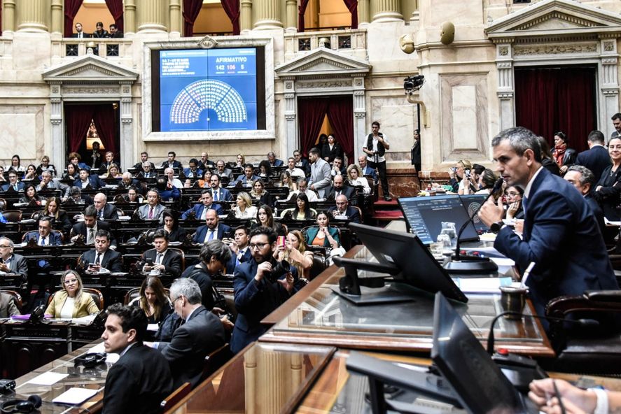 Con 5 abstenciones, 142 a favor y 106 en contra, la Cámara de Diputados aprobó en general la Ley Bases.