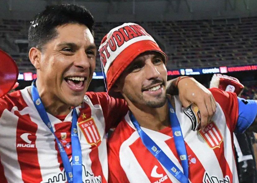 Enzo Pérez y José Sosa, campeones de la Copa de la Liga con Estudiantes.