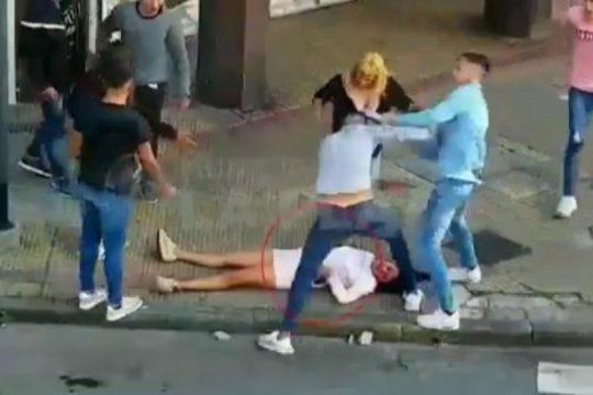 feroz golpiza en la plata: golpearon a una mujer hasta dejarla inconsciente y la siguieron pateando en el piso
