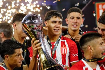 Joaquín Tobio Burgos con el Trofeo de Campeones en sus manos.