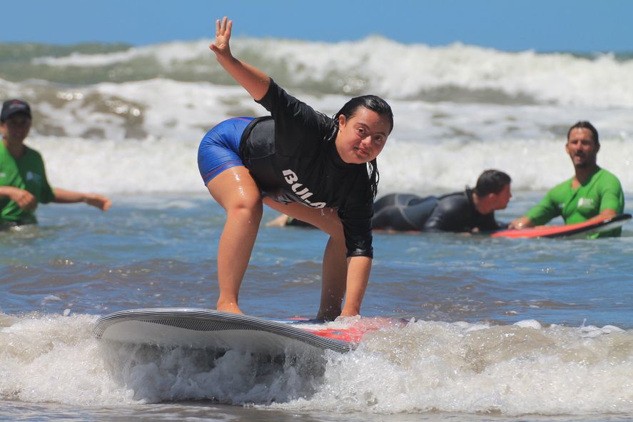 Verano adaptado: ¿en qué balnearios bonaerenses brindan clases de surf para personas con discapacidad?