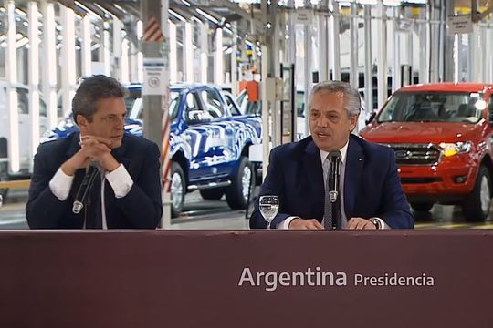 El presidente Alberto Fernández promulgó la ley que reduce impuestos a la industria automotriz ante la suma de trabaajdores.
