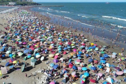mar del plata desde el aire: mira como se vive la temporada de verano en las playas de la feliz