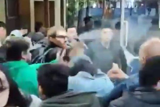 el video que muestra a militantes libertarios tirar gas pimienta dentro de la universidad