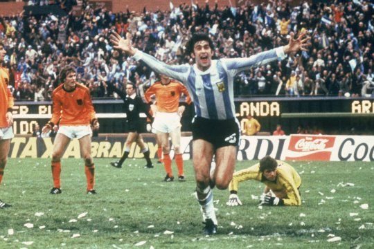 Mario Kempes festeja en la Final del Mundial Argentina 1978.