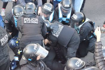 Protestas, represión y detenidos en la marcha de estatales contra los despidos en el INTI