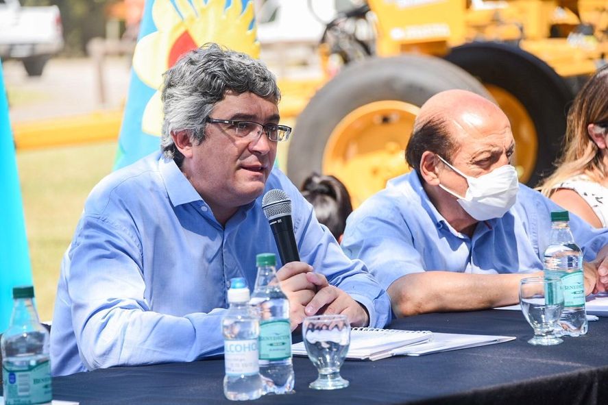 El ministro de Desarrollo Agrario de la provincia de Buenos Aires, Javier Rodríguez, durante la firma de acuerdos con intendentes (Foto Prensa Desarollo Agrario)