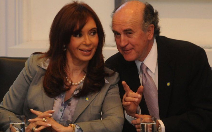 El hilo de Twitter de Parrilli fue retwitteado por CFK.